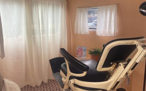 De wenkbrauwdokter interieur bus