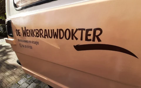 De wenkbrauwdokter met nummer en logo